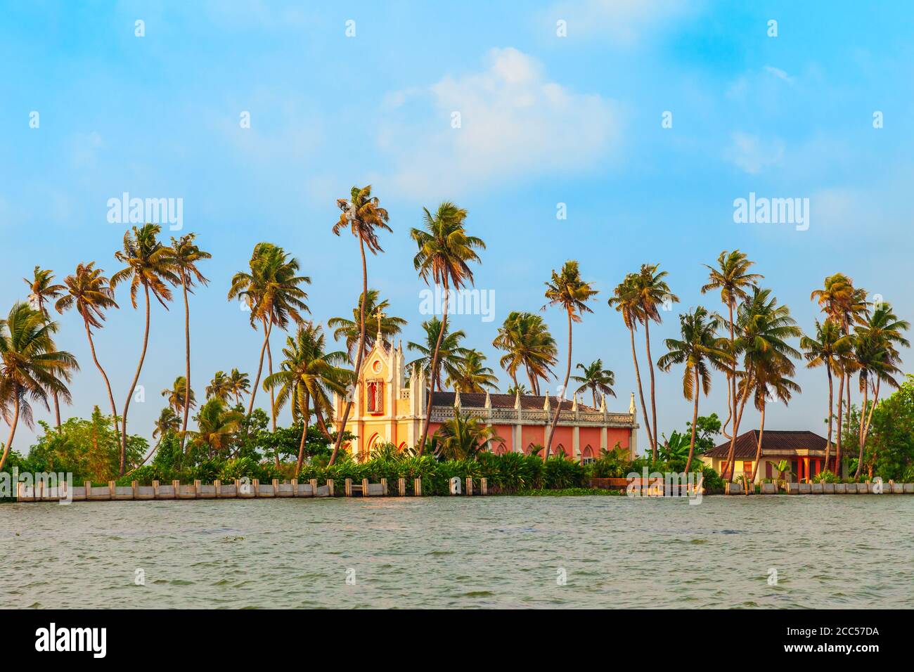 Alappuzha backwaters paesaggio con la chiesa nello stato del Kerala in India Foto Stock