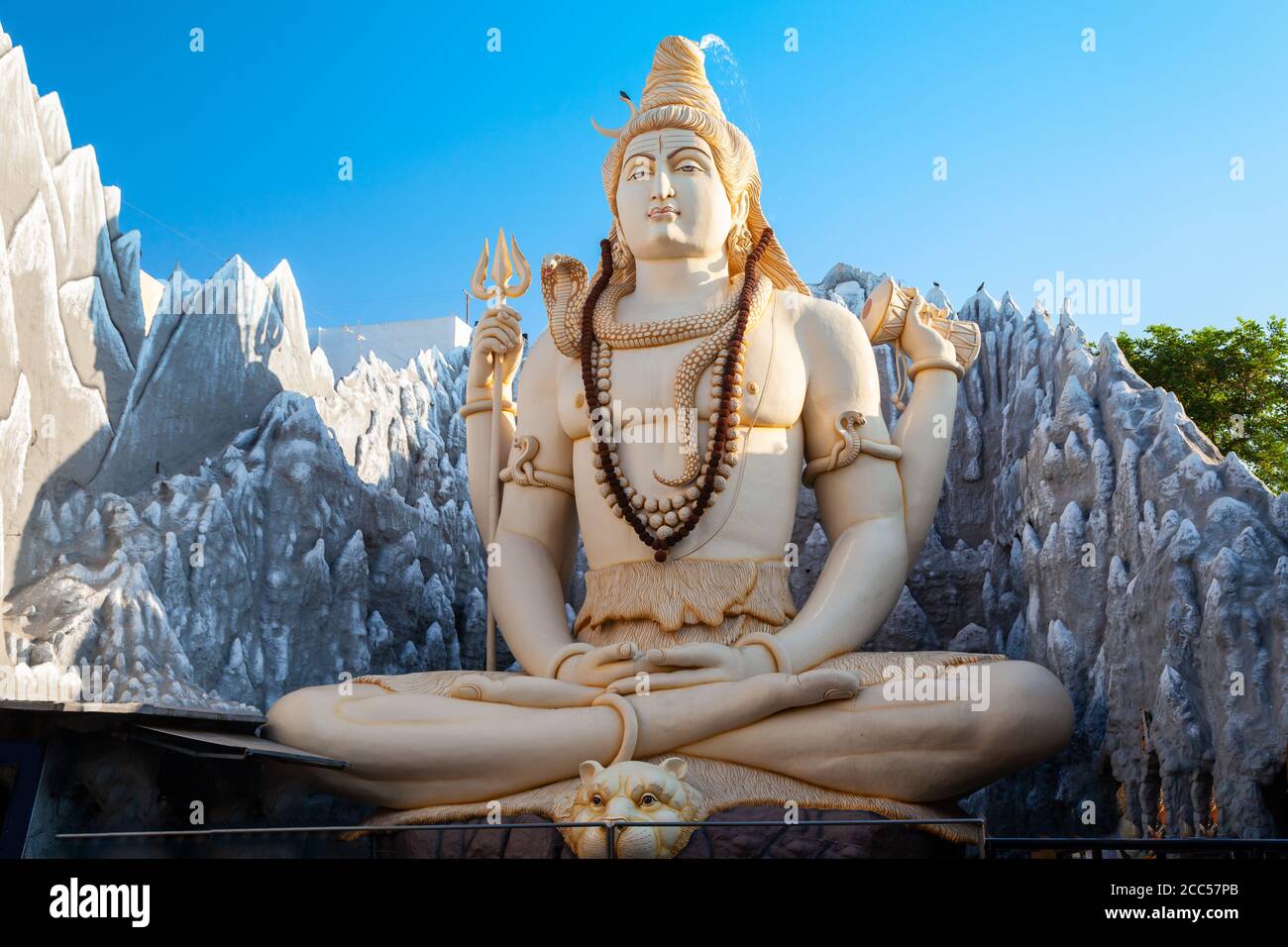 Signore Shiva statua al Shivoham Shiva tempio, situato nella città di Bangalore in Karnataka, India Foto Stock