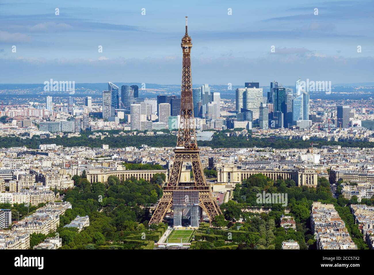 Vista aerea della Torre Eiffel con la Defense in Lo sfondo - Parigi Foto Stock