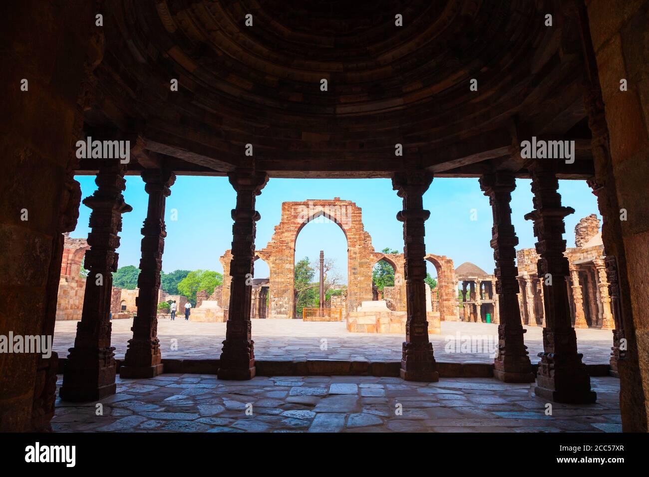 Colonna di ferro di Delhi o pilastro di Ashoka e cortile di Quwwat-ul-Islam moschea del Qutub Minar complesso in Delhi, India Foto Stock