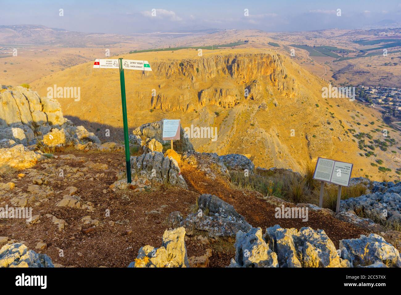 Arbel, Israele - 14 agosto 2020: Vista del paesaggio e del Monte Nitay dal Parco Nazionale del Monte Arbel, con i segni di spiegazione. Israele settentrionale Foto Stock