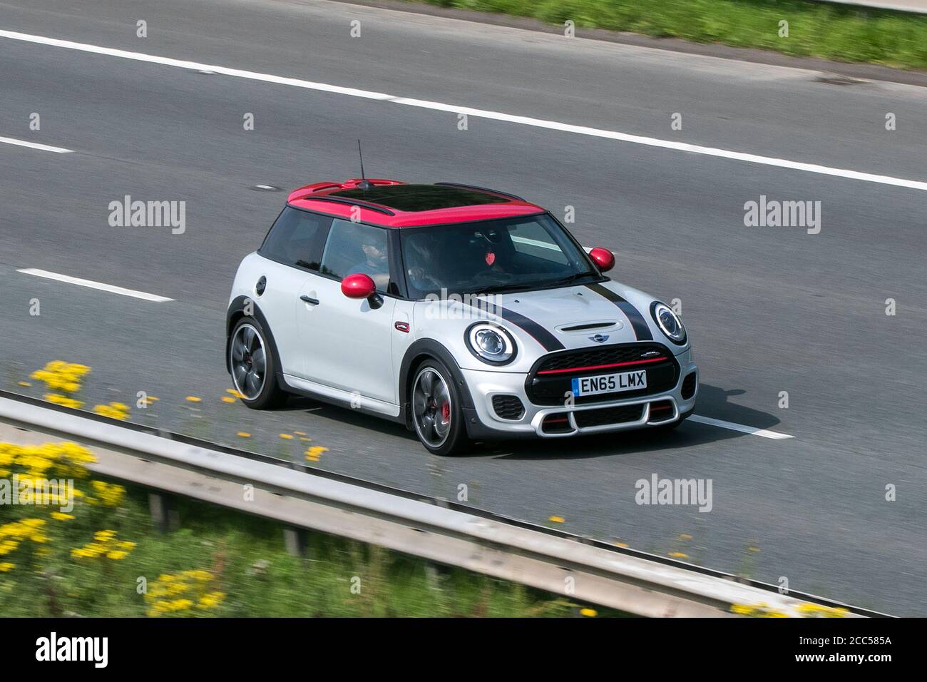 2015 Mini John Cooper Works Auto Silver Car Hatchback benzina guidando sull'autostrada M6 vicino Preston in Lancashire, Regno Unito. Foto Stock