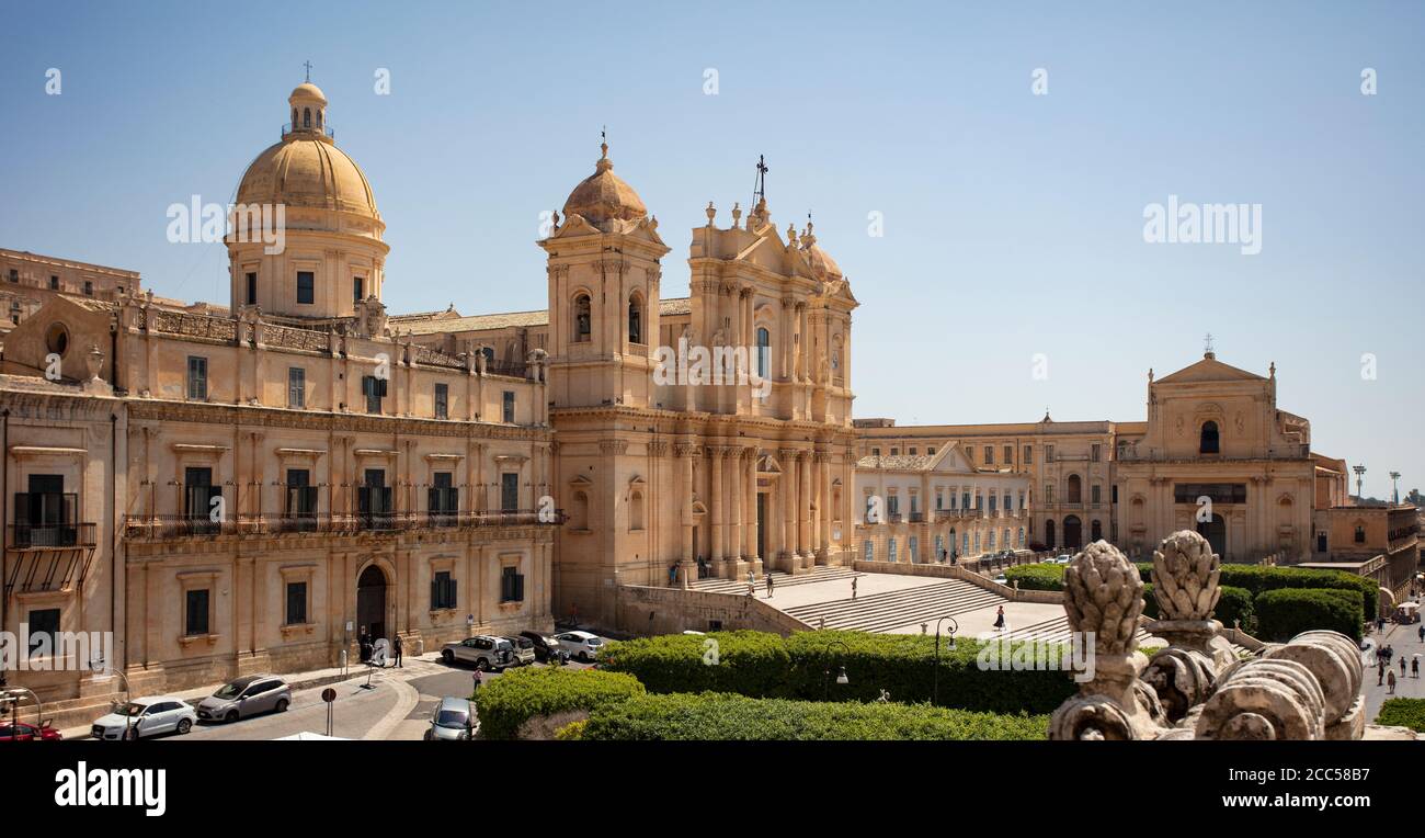 La cattedrale barocca di San Nicolo, noto, Sicilia. Ricostruito dopo il terremoto del 1693 in stile barocco siciliano, con il Palazzo Landolina. Foto Stock