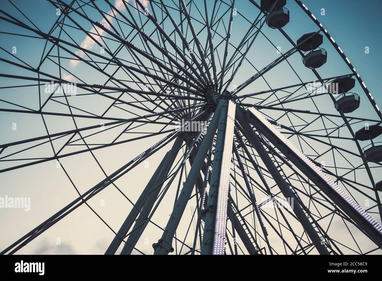 Ruota panoramica con cielo blu e nuvole Foto Stock