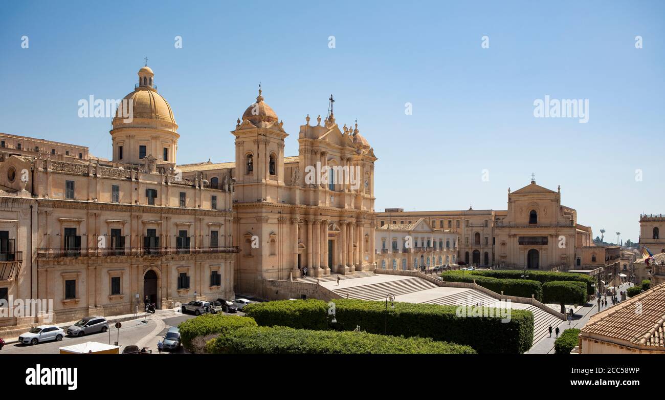 La cattedrale barocca di San Nicolo, noto, Sicilia. Ricostruito dopo il terremoto del 1693 in stile barocco siciliano, con il Palazzo Landolina. Foto Stock