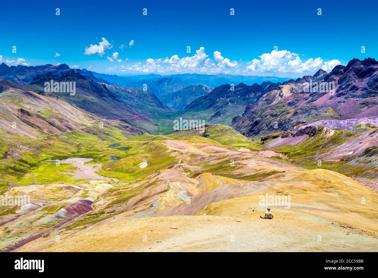 Turista che si affaccia sulla valle del Rainbow Mountain, Pitumarca, Perù Foto Stock