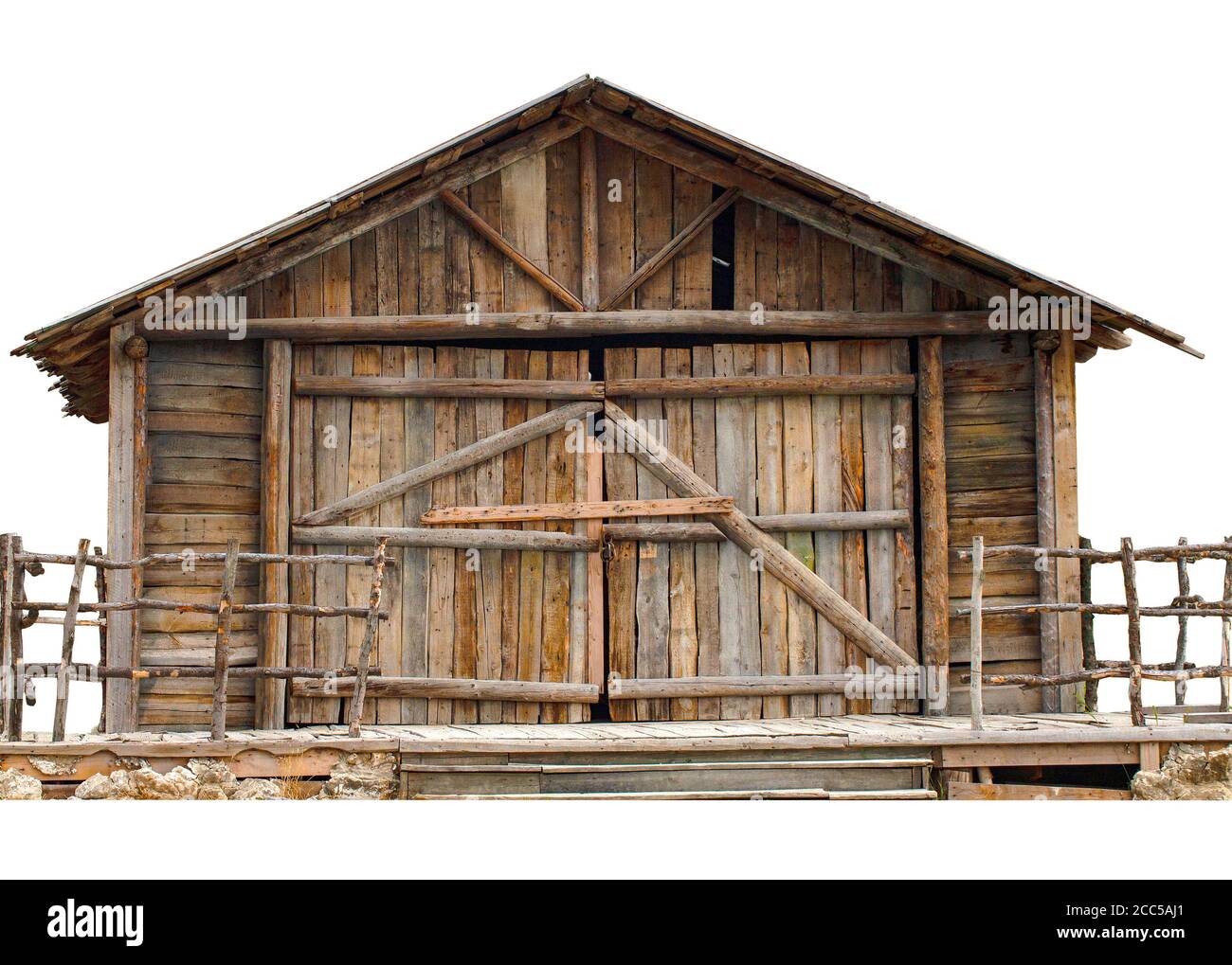 La vecchia casa di legno isolato su sfondo bianco Foto Stock