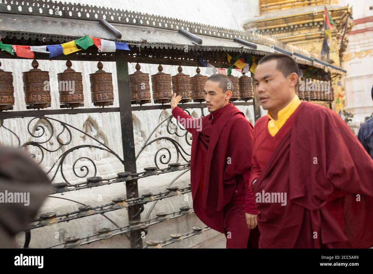 Monaci budhisti tibetani nello stupa di Swayambhunath a Kathmandu, Nepal. Foto Stock