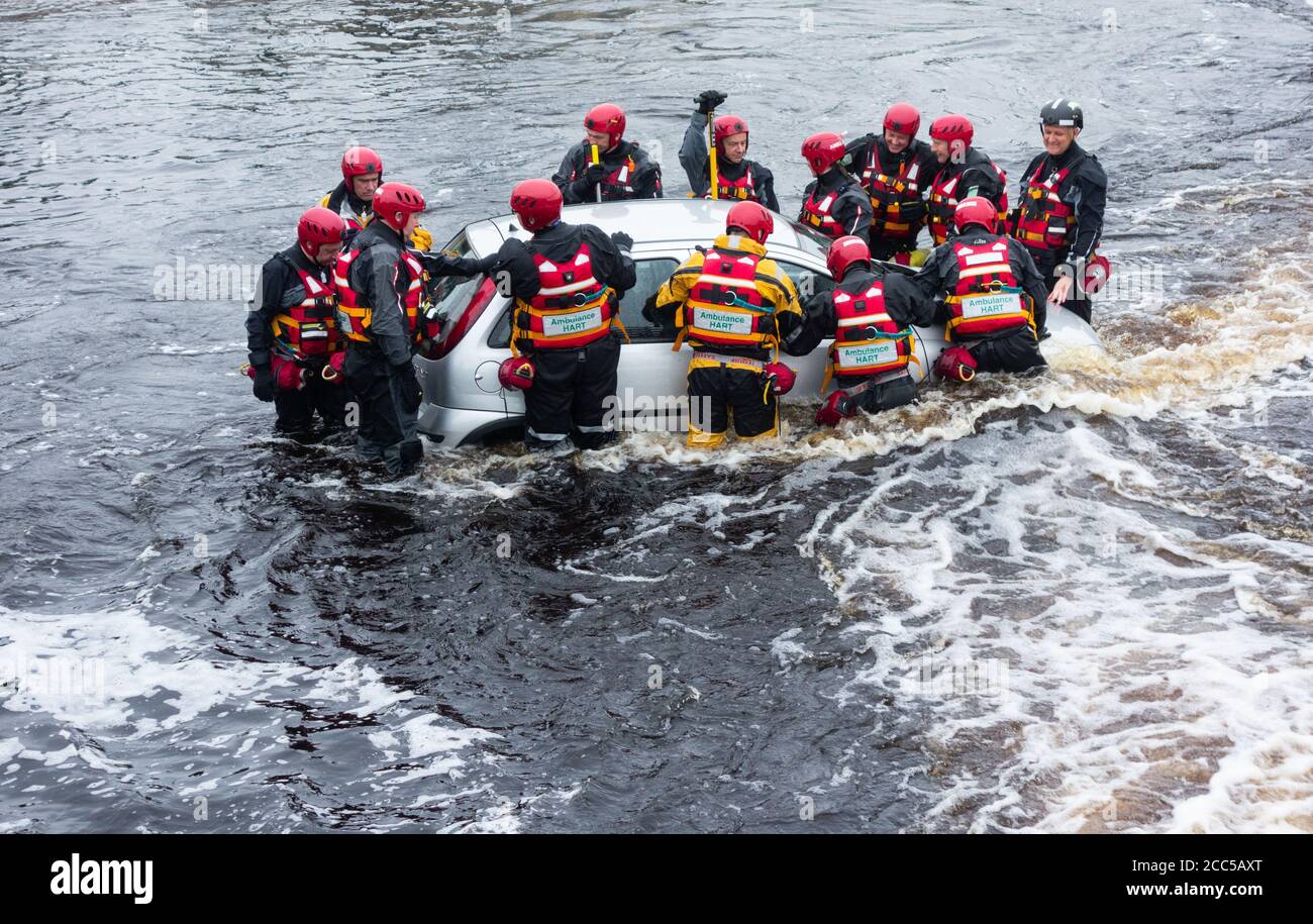 Servizi di ambulanza formazione per condizioni atmosferiche estreme/alluvioni a Tees Barrage a Stockton su Tees. REGNO UNITO Foto Stock