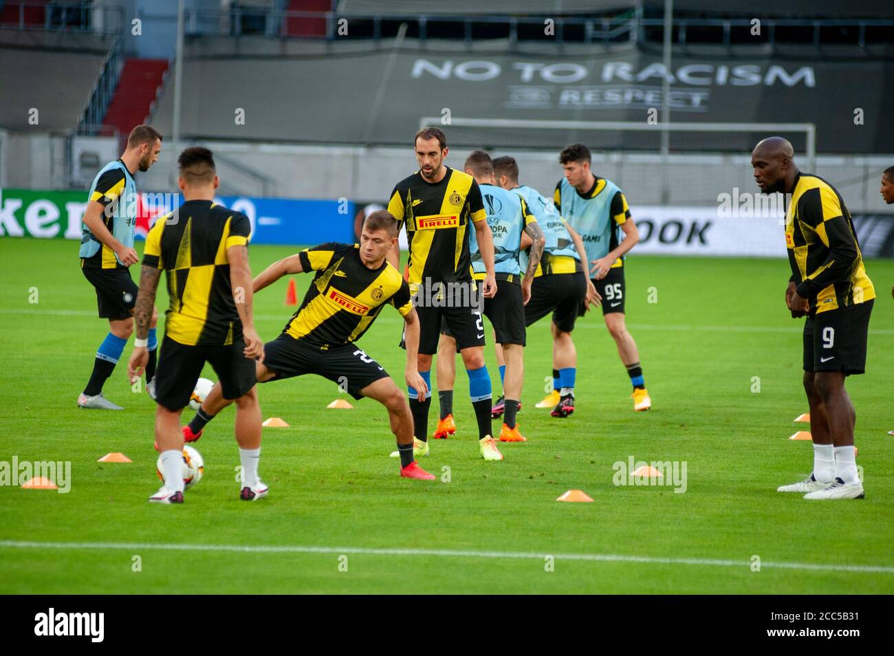 DUSSELDORF, GERMANIA - 17 AGOSTO 2020: I giocatori di Inter Milan che durano la partita di calcio della UEFA Europa League Shakhtar vs Inter su Esprit sono Foto Stock