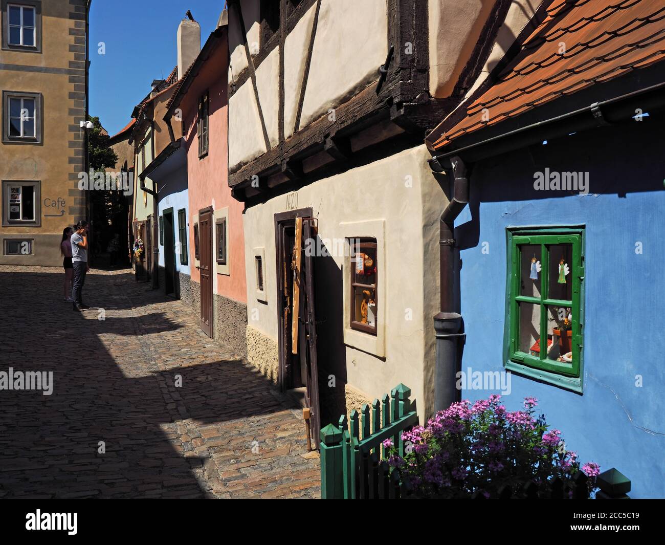 Golden Lane con case gotiche nella zona Castello di Praga, Praga, repubblica Ceca Foto Stock