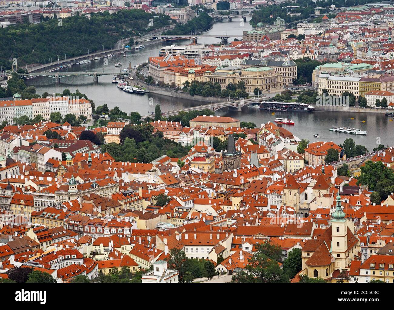 Vista di Praga e del fiume Moldava da Petrin Hill, Praga, Repubblica Ceca Foto Stock