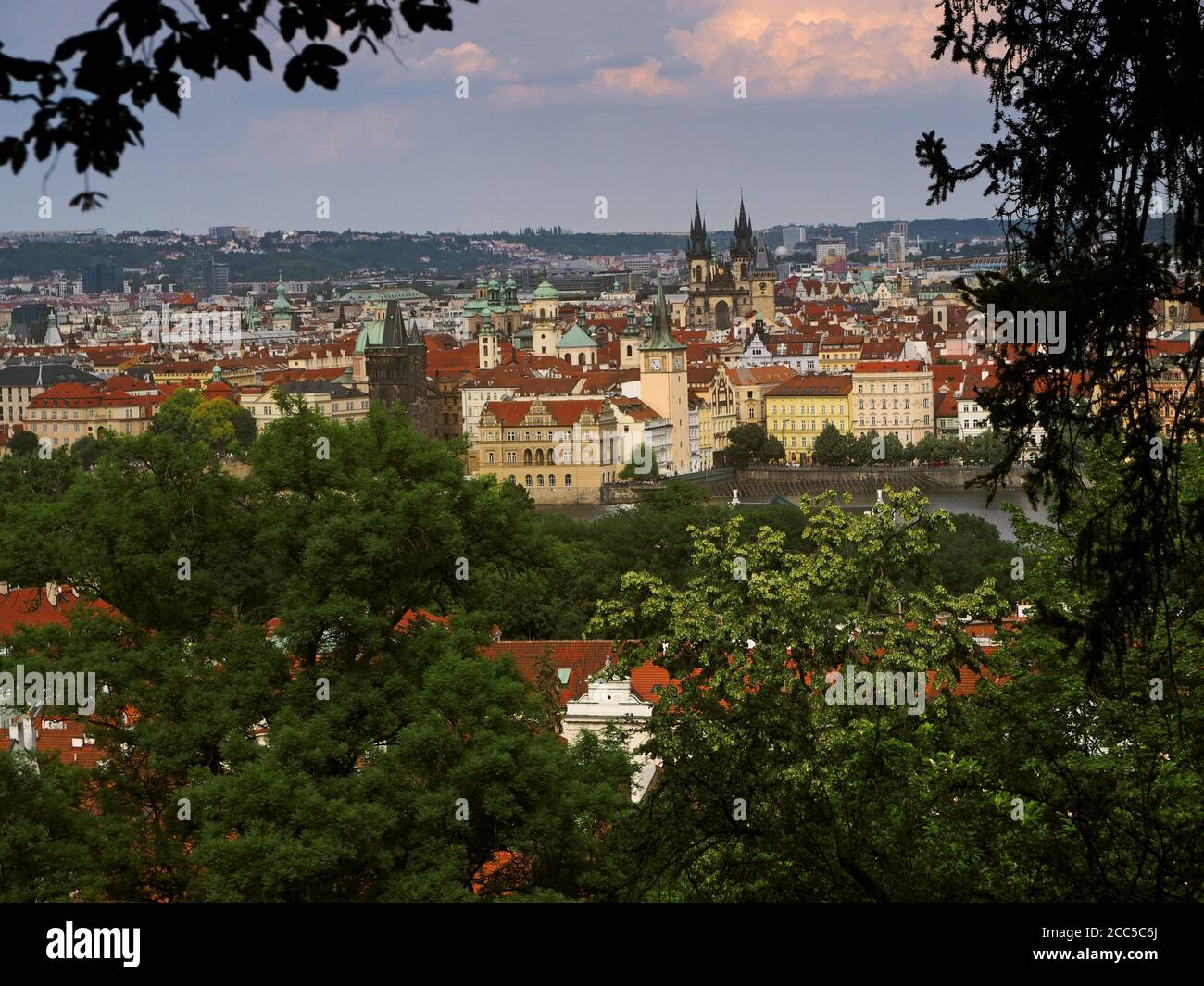 Vista di Praga e del fiume Moldava da Petrin Hill, Praga, Repubblica Ceca Foto Stock