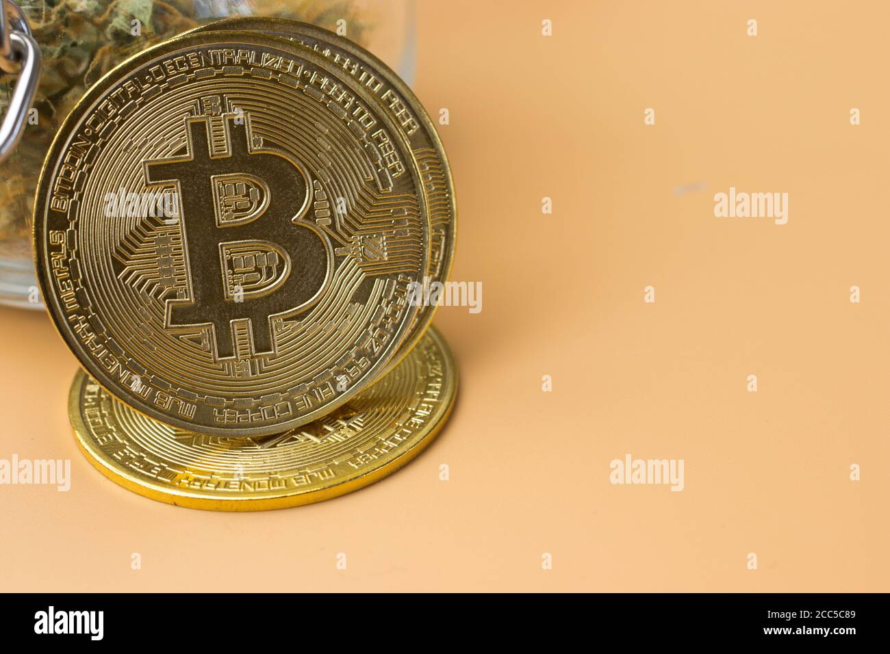 Bitcoin primo piano con spazio di copia Foto Stock