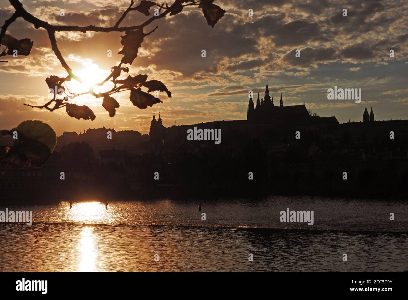 Vista del Castello di Praga e del fiume Moldava dal lungomare di Smetana, Praga, Repubblica Ceca Foto Stock