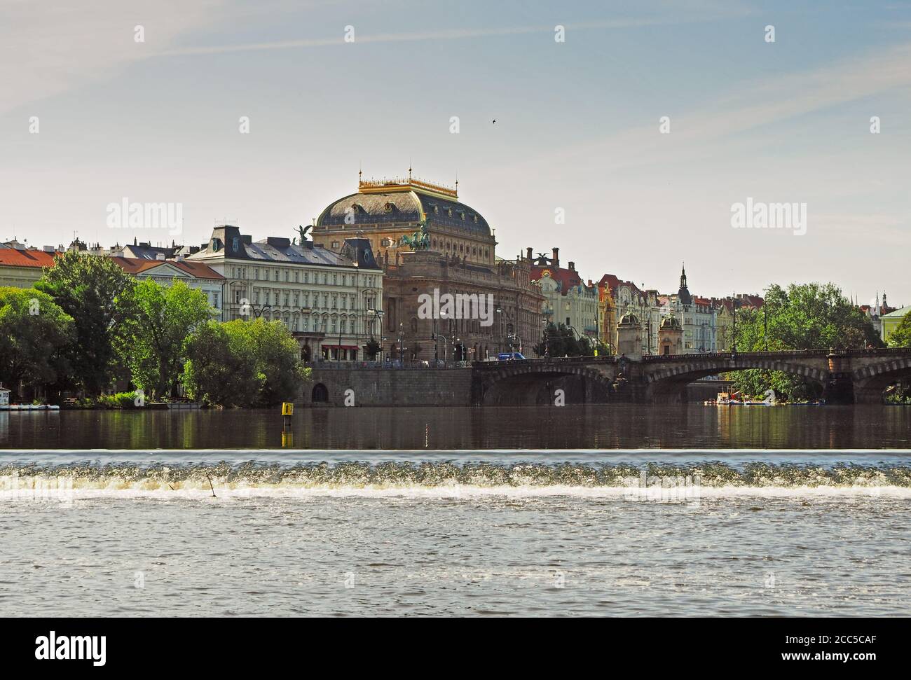 Vista di Praga, del fiume Moldava e del Teatro Nazionale dal lungomare di Rasin, Praga, Repubblica Ceca Foto Stock