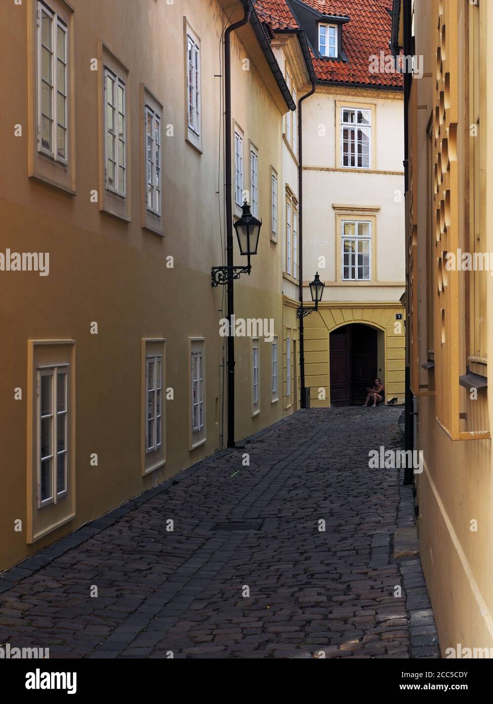 Strade tortuose nella Città Vecchia di Praga, Repubblica Ceca Foto Stock