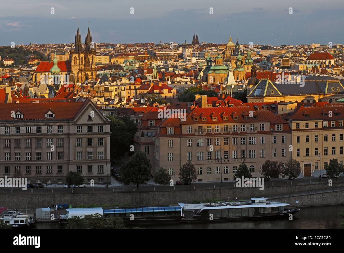 Vista della città vecchia di Praga e del fiume Moldava da Hanavelsky Pavilon, Praga, Repubblica Ceca Foto Stock