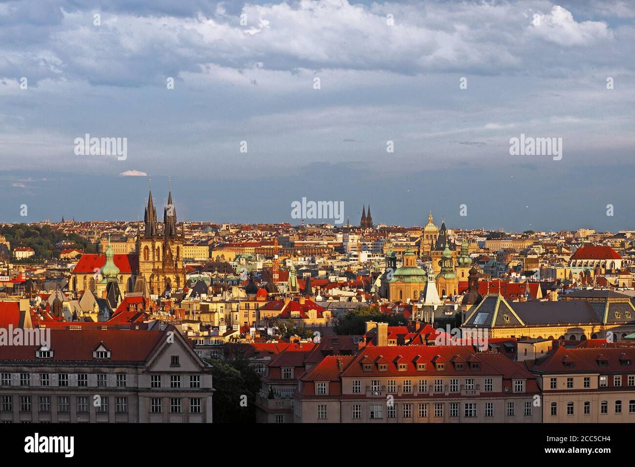 Vista della città vecchia di Praga da Hanavelsky Pavilon, Praga, Repubblica Ceca Foto Stock