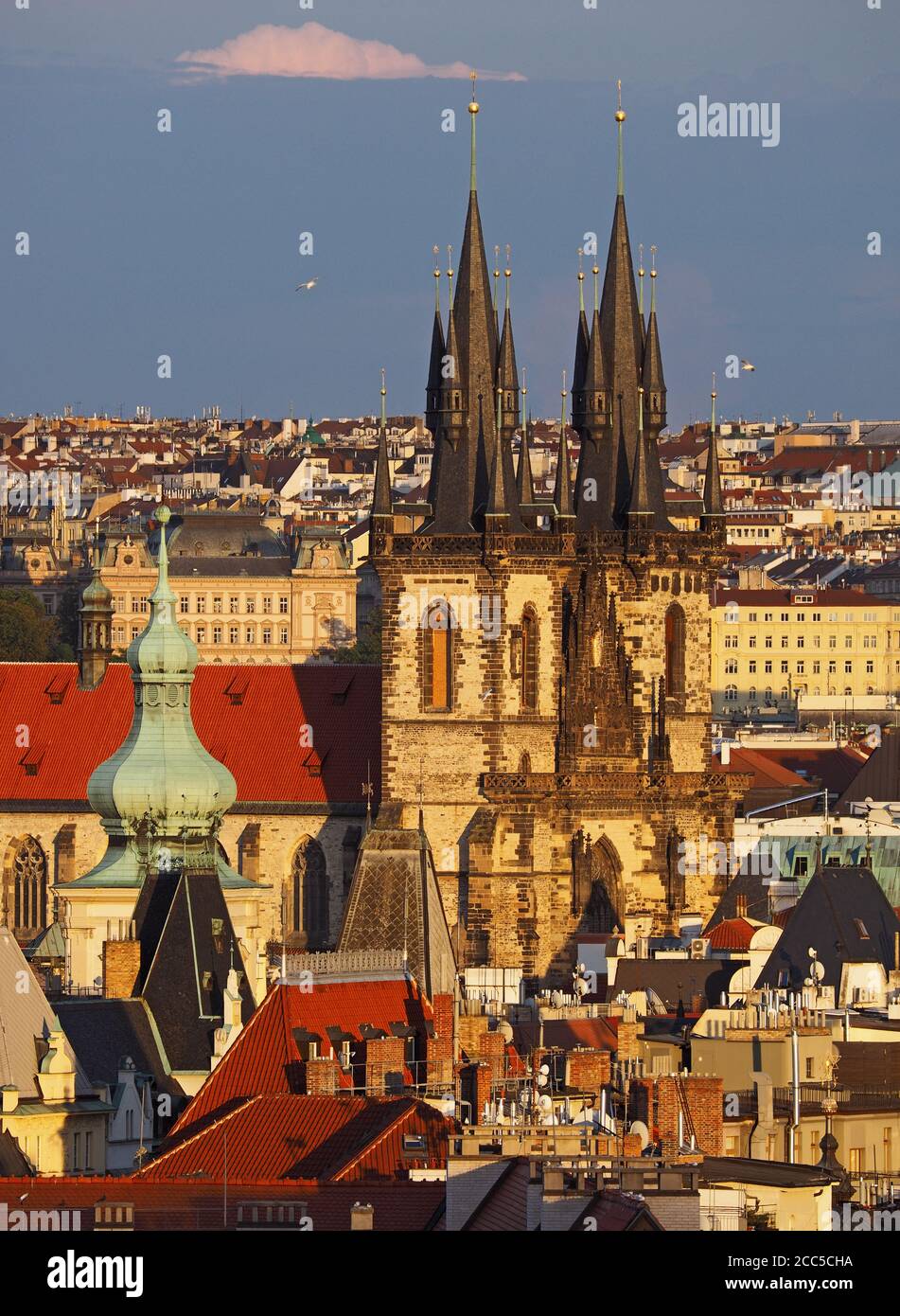 Vista di Oldtown e Oldtown Halll a Praga e il fiume Moldava da Hanavelsky Pavilon, Praga, Repubblica Ceca Foto Stock