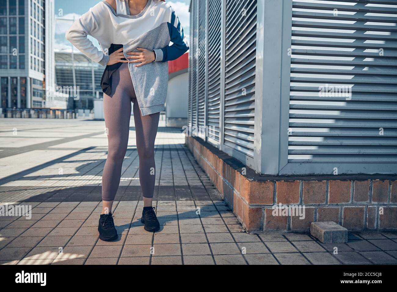 Atleta caucasico che soffre di sforzo muscolare addominale Foto Stock