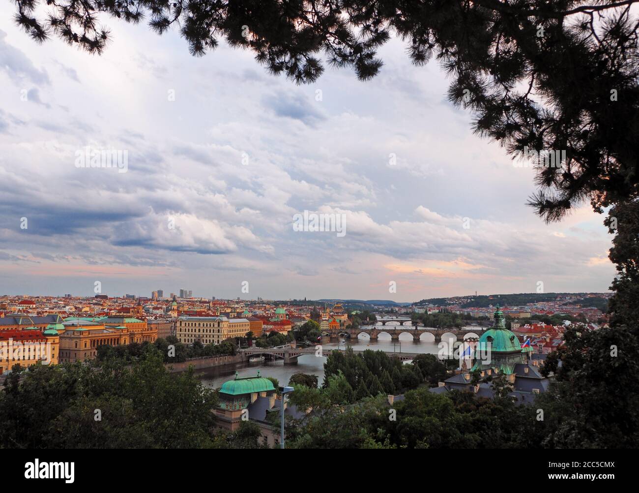 Vista di Praga e del fiume Moldava da Hanavsky Pavilon, Praga, Repubblica Ceca Foto Stock