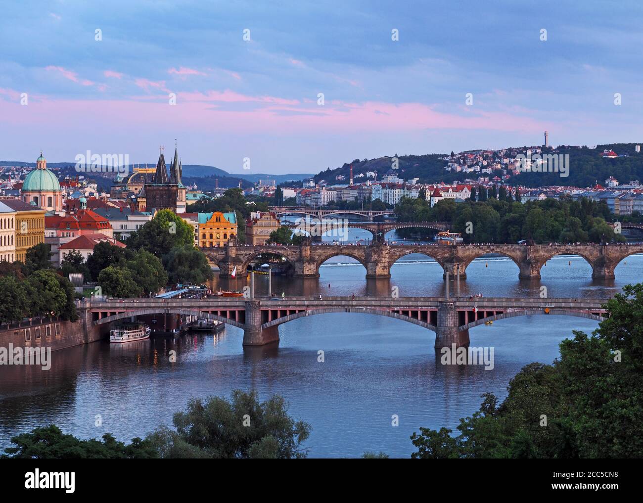 Vista di Praga e del fiume Moldava da Hanavsky Pavilon, Praga, Repubblica Ceca Foto Stock