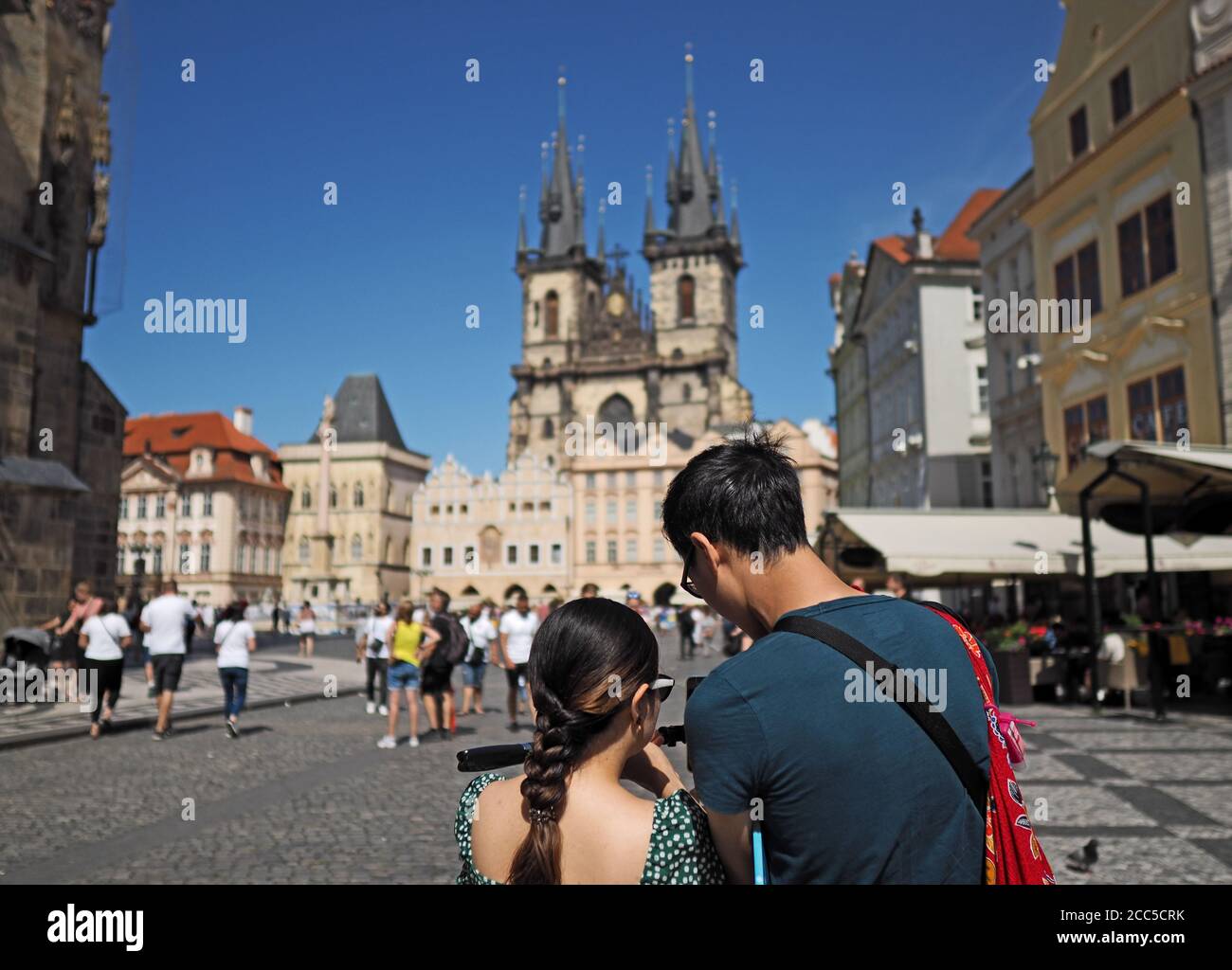 Un paio di turisti asiatici stanno prendendo selfie in Oldtown Square, Praga, repubblica Ceca Foto Stock