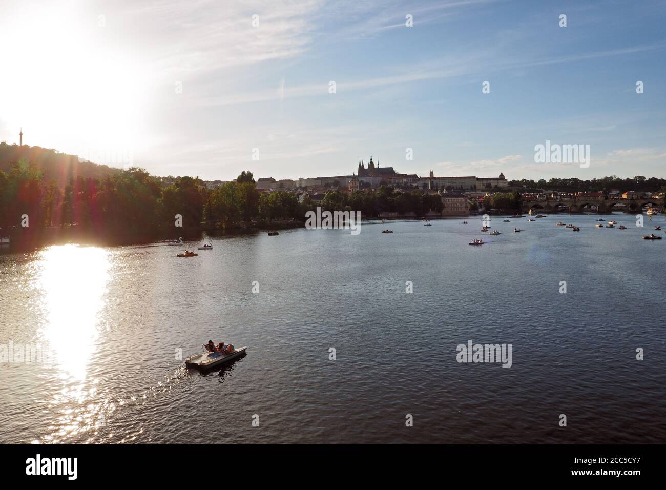 Vista sul Castello di Praga e sul fiume Moldava, Praga, Repubblica Ceca Foto Stock