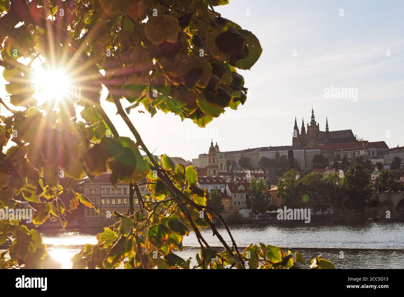 Vista sul Castello di Praga e sul fiume Moldava, Praga, Repubblica Ceca Foto Stock