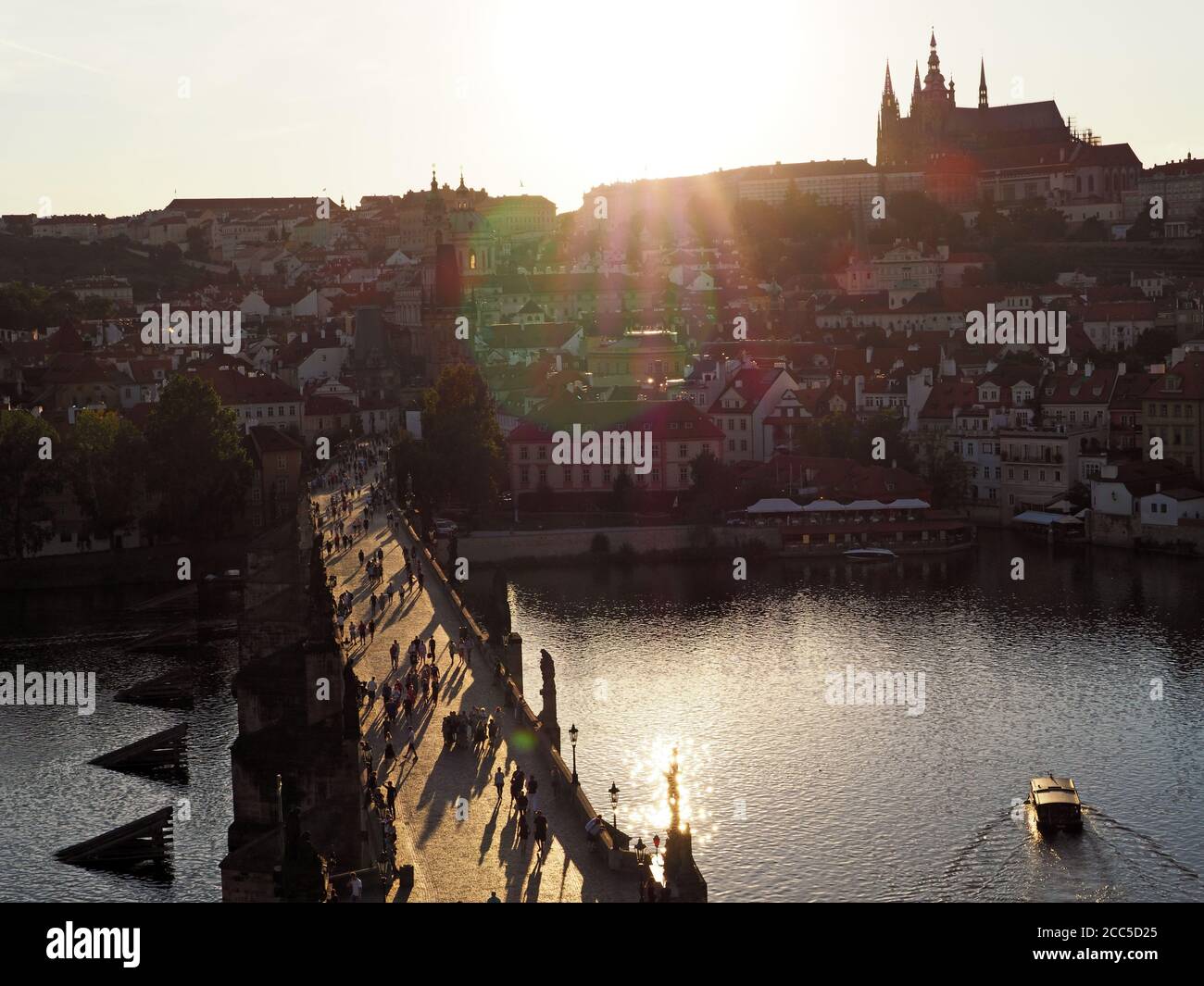 Vista di Charles Bringe e del Castello di Praga dalla Torre della Città Vecchia, Praga, Repubblica Ceca Foto Stock
