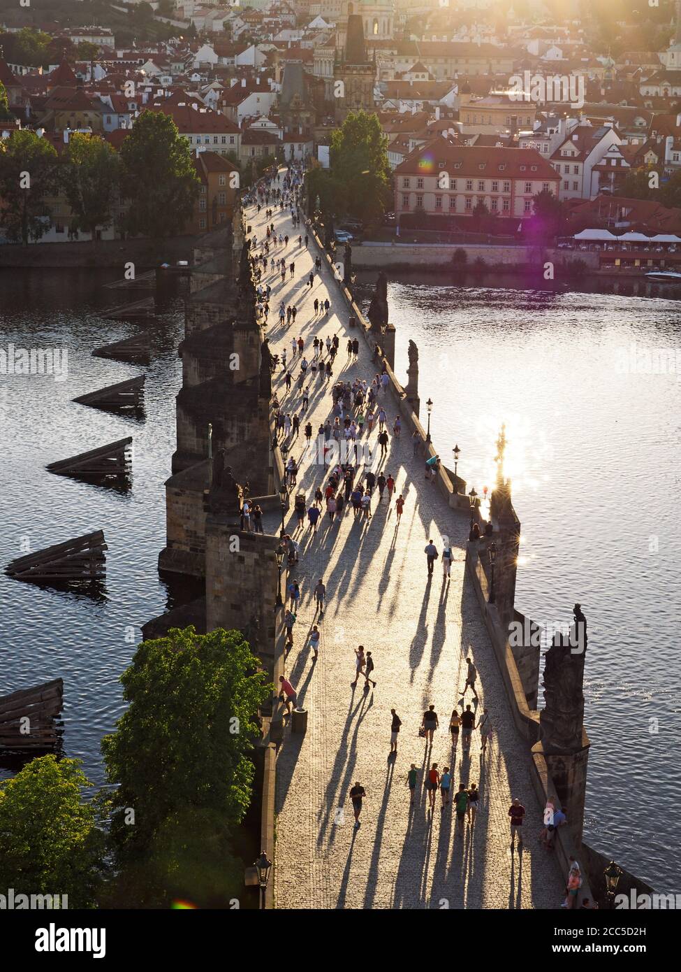 Vista di Charles Bringe dalla Torre della Città Vecchia, Praga, Repubblica Ceca Foto Stock