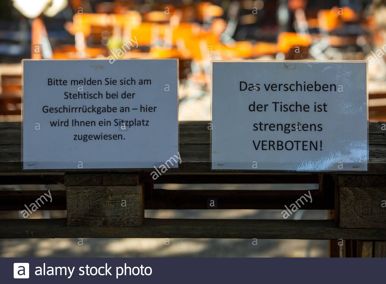Mentre le figure di Corona aumentano in Germania i segni fuori di un beergarden in Baviera istruiscono i clienti ad aspettare per essere seduti e non spingere i tavoli insieme. Foto Stock