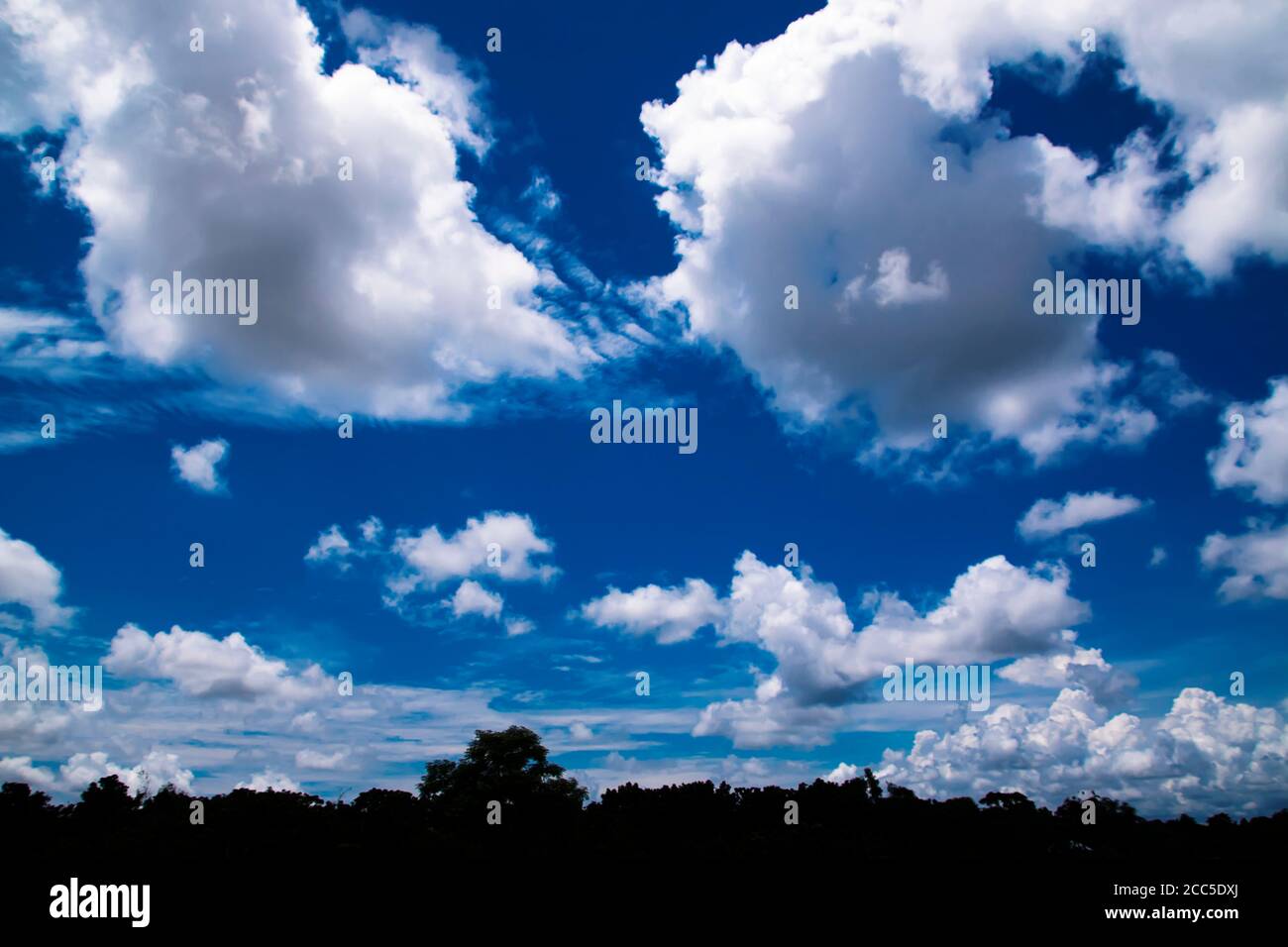 Cielo azzurro sfondo con piccolo nuvole Foto Stock