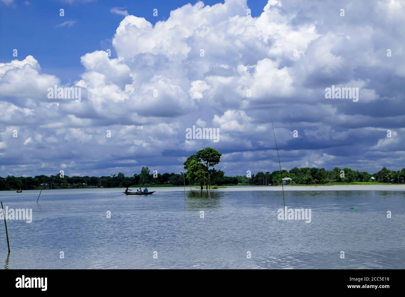 Cielo azzurro sfondo con piccolo nuvole Foto Stock