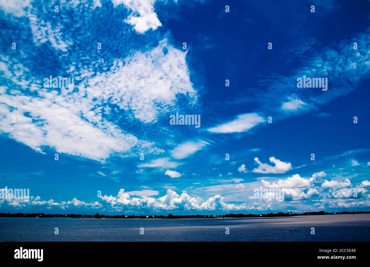 Cielo azzurro sfondo con piccolo nuvole Foto Stock