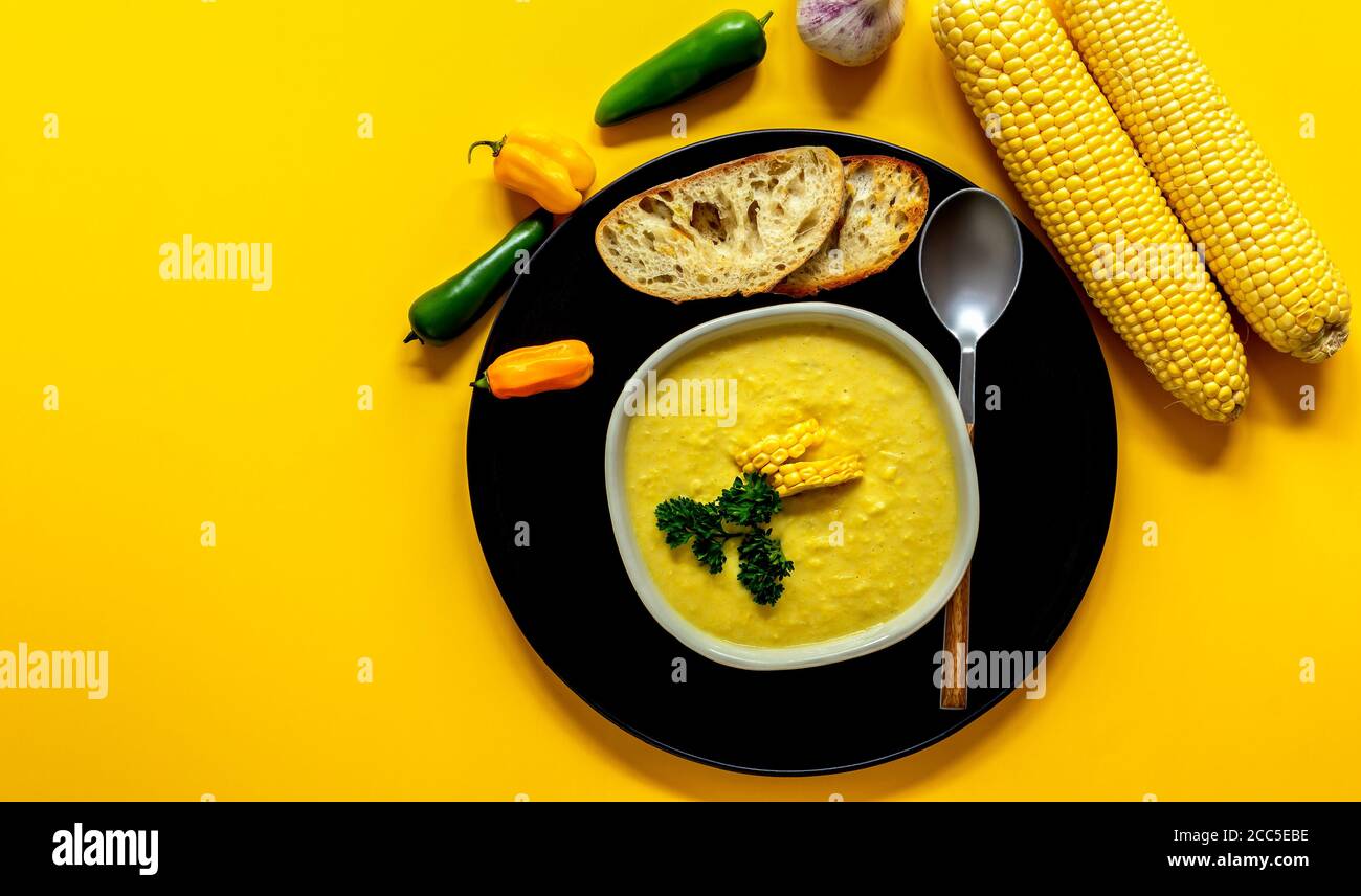 Tradizionale zuppa di mais piccante d'autunno. Cucina vegetariana. Foto Stock