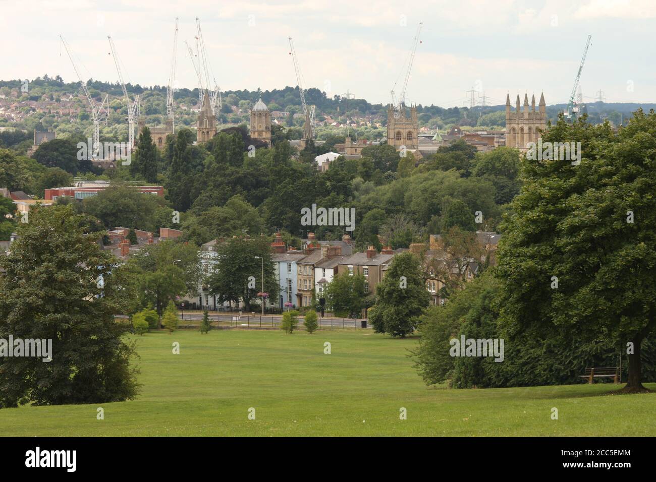 Skyline di Oxford con vista tradizionale sulle guglie e anche con gru; da South Park Foto Stock