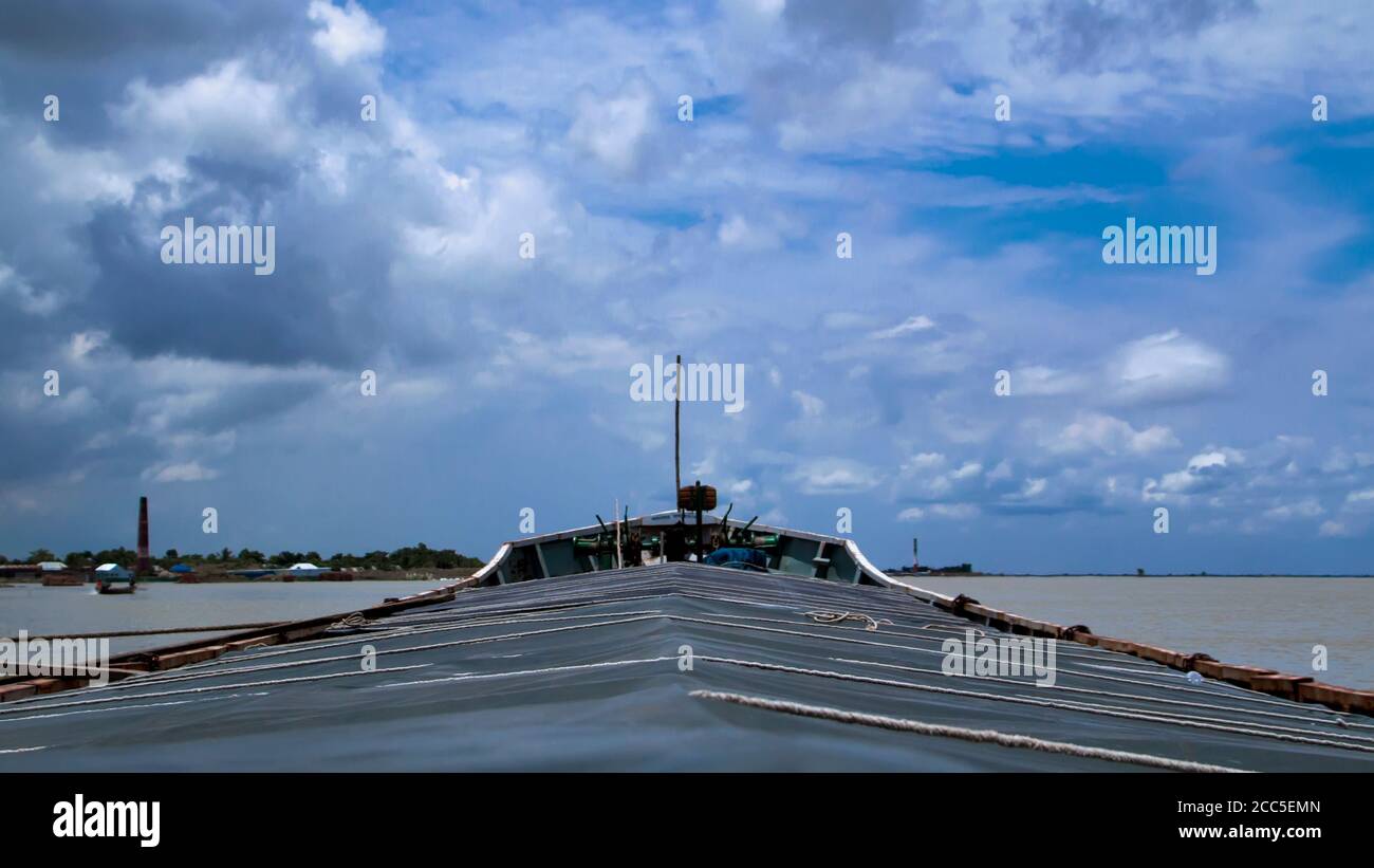 Cielo azzurro sfondo con piccolo nuvole Foto Stock