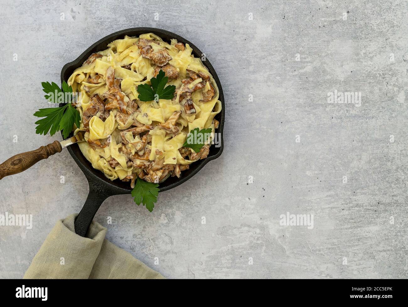 Tagliatelle di pasta italiana con funghi chanterelle Foto Stock