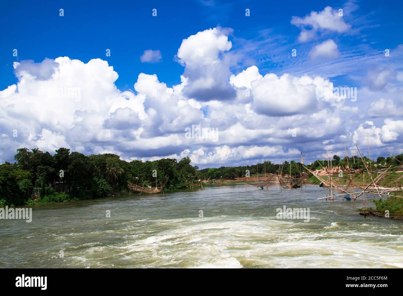 Cielo azzurro sfondo con piccolo nuvole Foto Stock