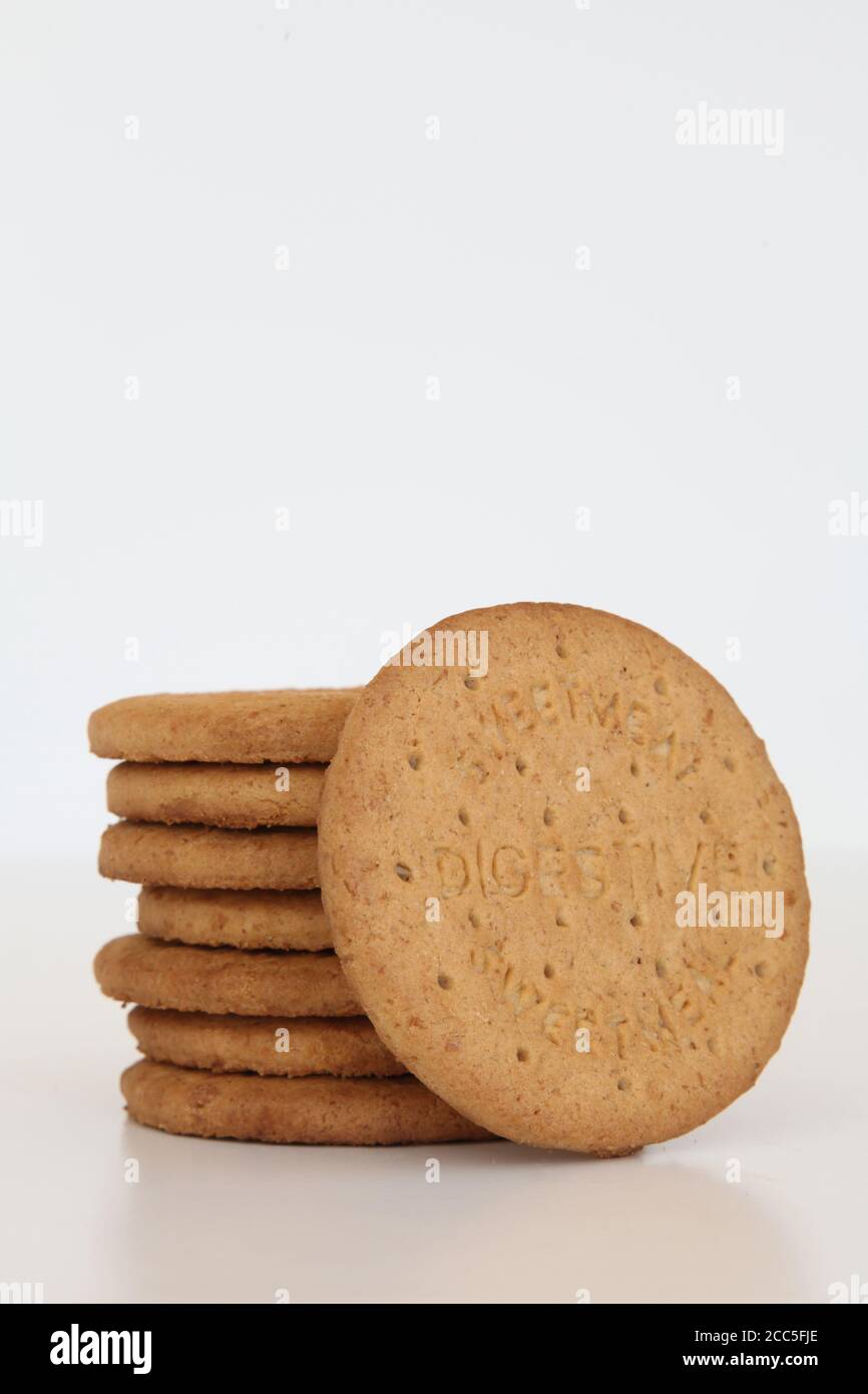 Generico Sweetmeal biscotti digestivi accatastati in un mucchio isolato sopra sfondo bianco Foto Stock