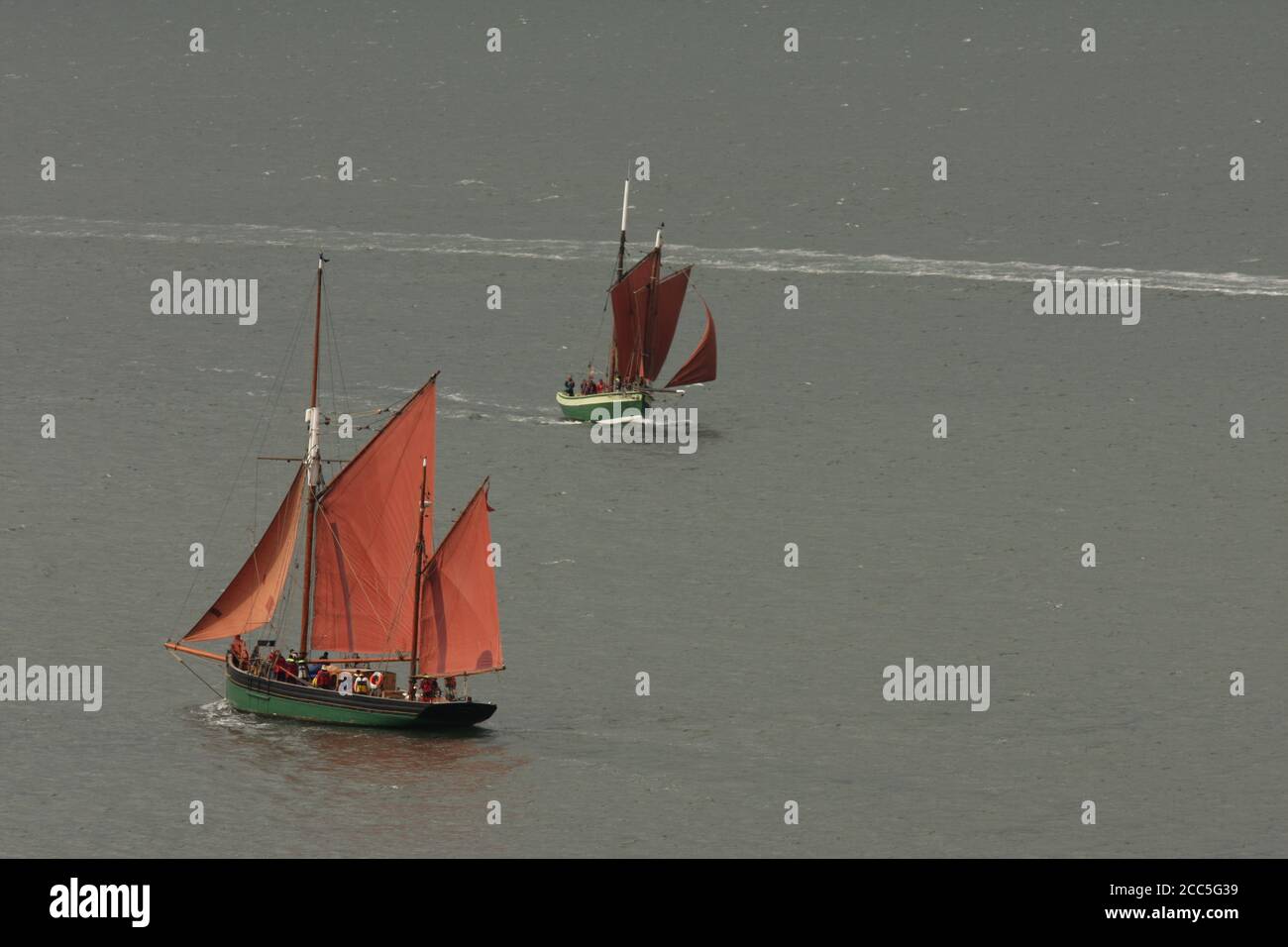 Due barche a vela d'epoca a vela completa, Torbay, Devon, Regno Unito Foto Stock