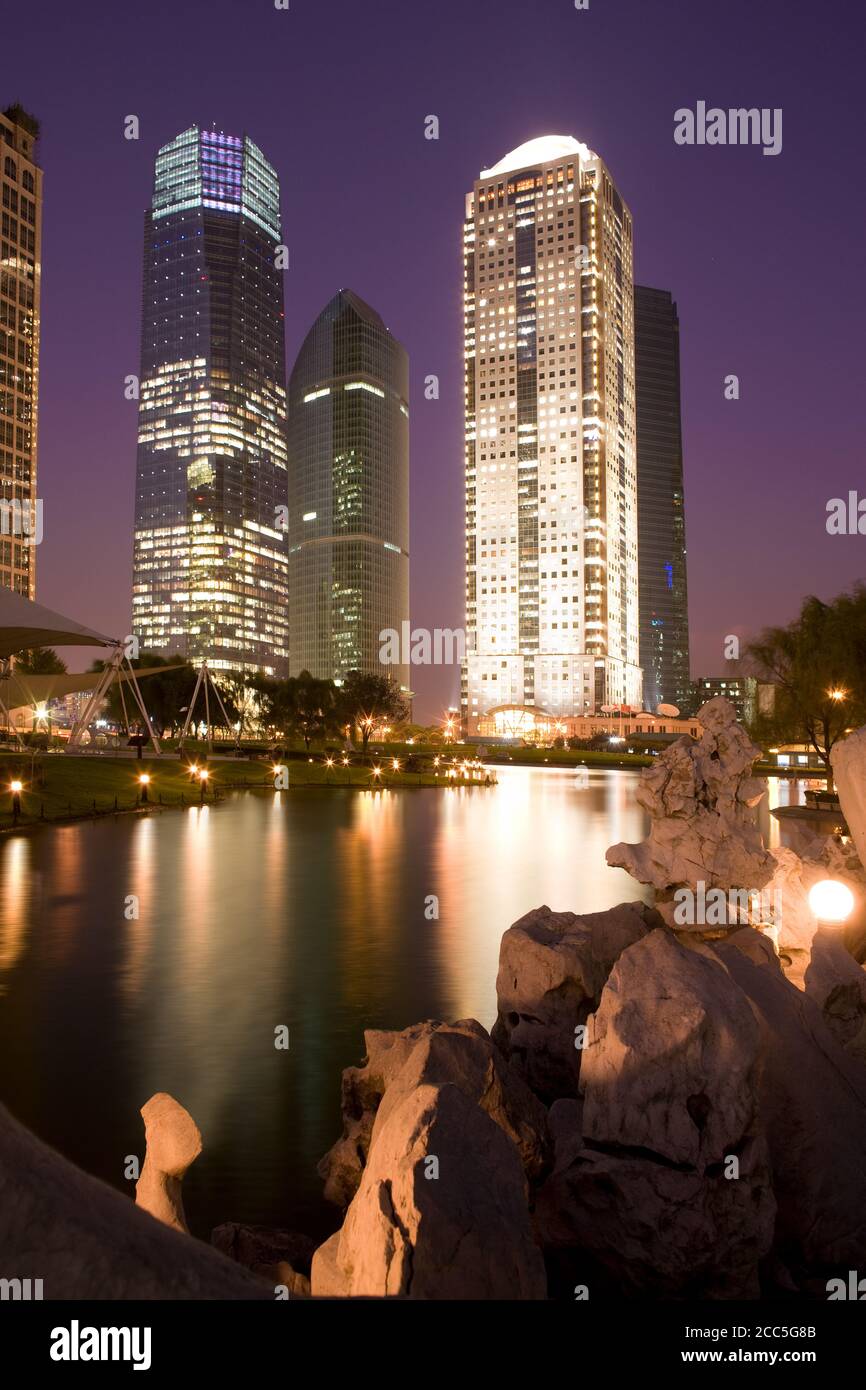 Uffici aziendali nel quartiere finanziario di Lujiazui da Central Greenfield, Pudong, Shanghai, Cina, Asia Foto Stock