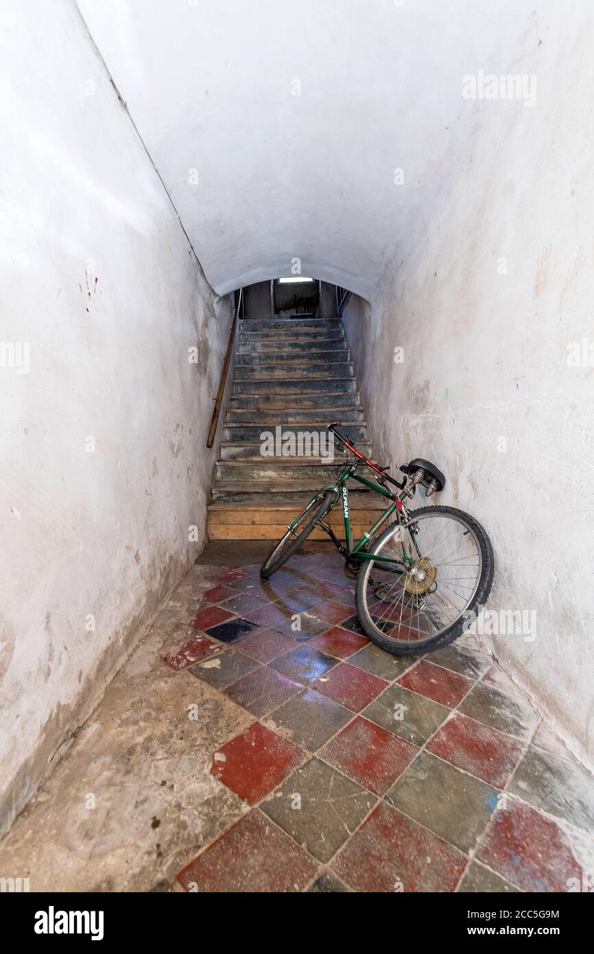 un corridoio in una vecchia casa con scale e biciclette dentro Il quartiere ebraico di Třebíč Foto Stock