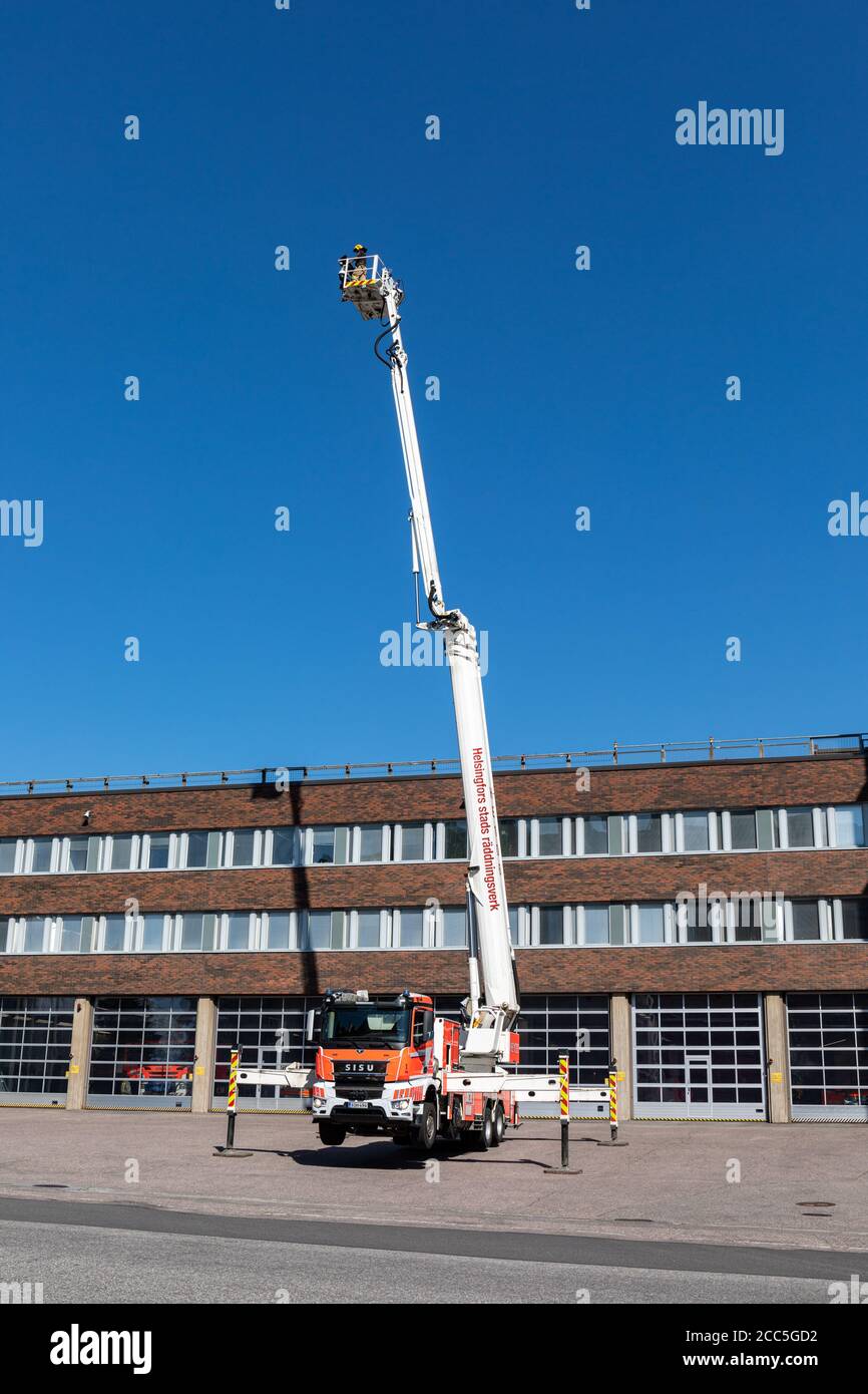 I vigili del fuoco si allenano con il manlift del motore antincendio aereo Sisu di fronte al fuoco di Kallio a Helsinki, Finlandia Foto Stock