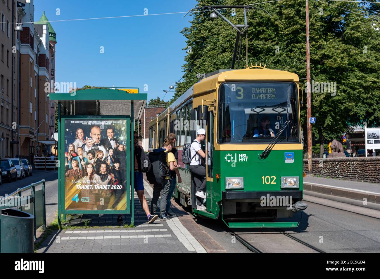 I passeggeri che si fermano su un tram a Karhupuosto (Bear Park) fermano nel quartiere Kallio di Helsinki, Finlandia Foto Stock