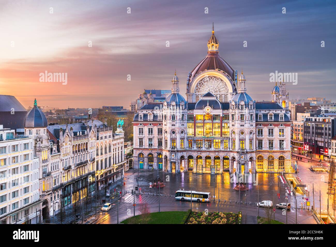 Anversa, Belgio, paesaggio urbano alla stazione ferroviaria Centraal da notte fino all'alba. Foto Stock