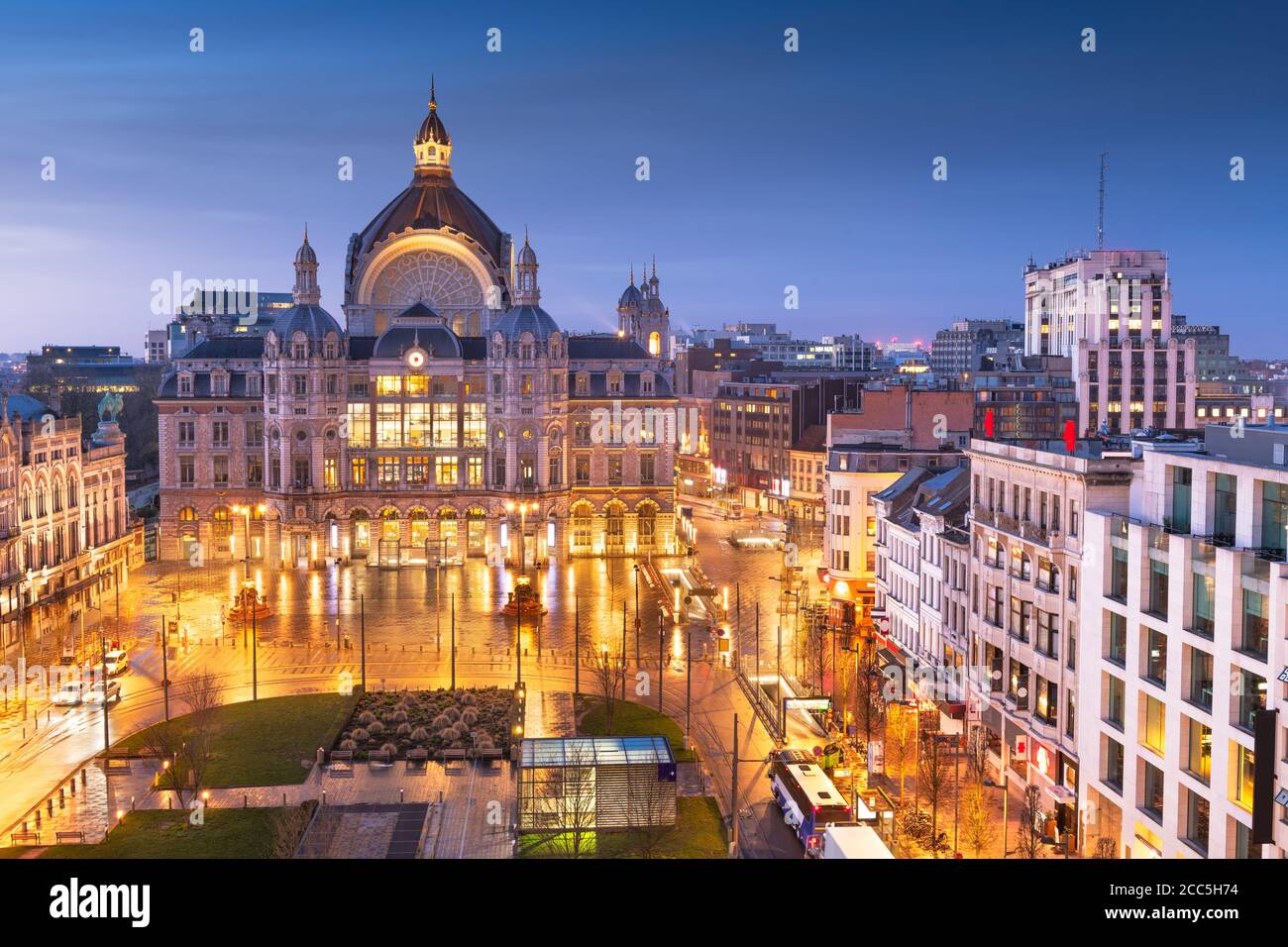 Anversa, Belgio, paesaggio urbano alla stazione ferroviaria Centraal da notte fino all'alba. Foto Stock