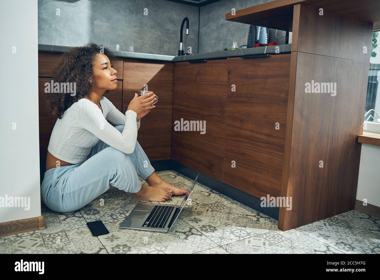 Signora con testa corsiva che guarda in lontananza Foto Stock